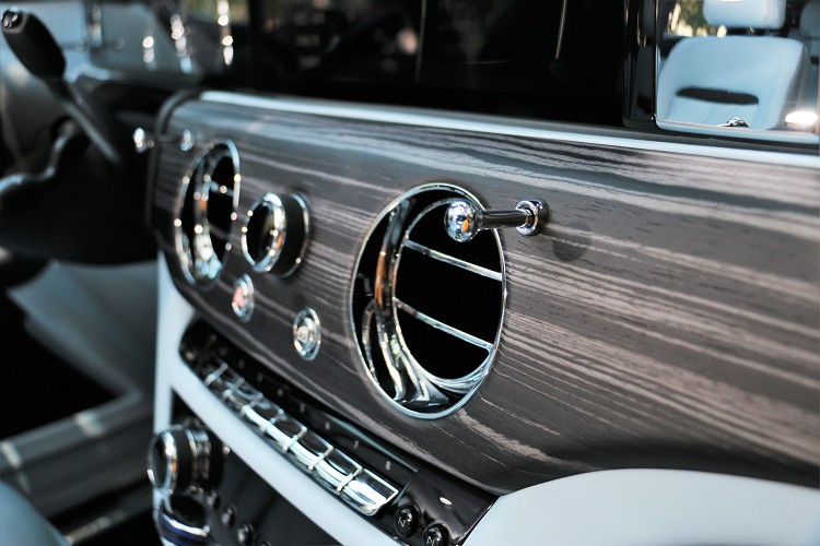 冷氣出風口的開關散發著英式古典美學。