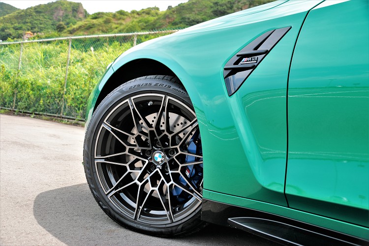 鋁圈刻意用上前19吋、後20吋規格,鋁圈內部則是高性能複合式煞車系統。