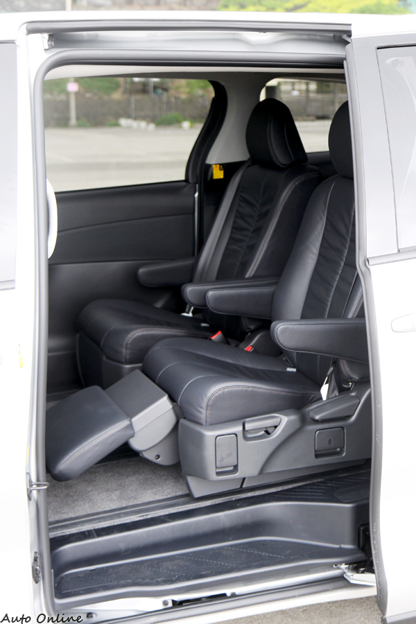 VIP等級的腳靠調整,配合座椅滑移設計,擁有即為舒適的坐姿。