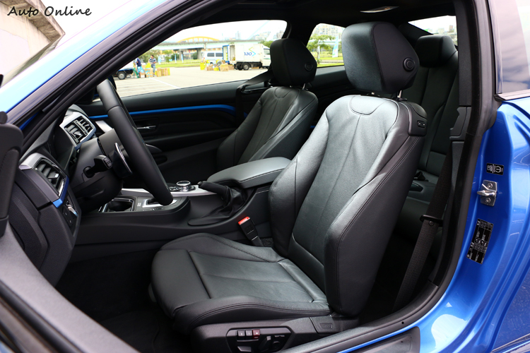 兩張具有強烈包覆性的跑車座椅,435i除了電動調整之外還能調整座椅包覆性。