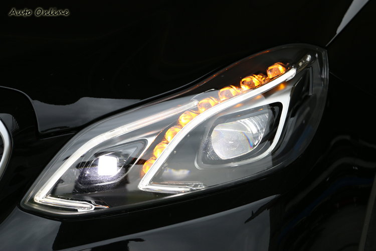 全LED智慧頭燈組與遠燈自動調適系統是E63 AMG的標準配備。