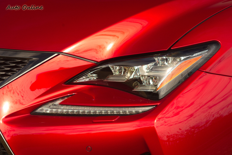LED頭燈組與下方的日行燈仍維持家族風格。