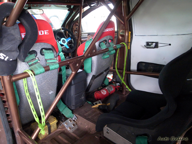 有些車兩位副駕駛相互幫忙,是被比賽允許的。