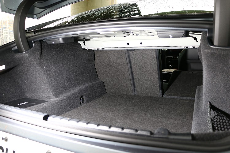 後行李廂比起Coupe車型多20公升來到440公升,行李廂支援後座40:20:40分離傾倒,則可以得到更大的置物容積。