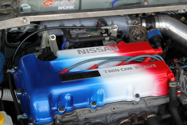 SR20VE可變汽門引擎,同為四缸2.0升自然進氣引擎,藉著可變汽門加持,最大馬力提升到190匹與20公斤米最大扭力。