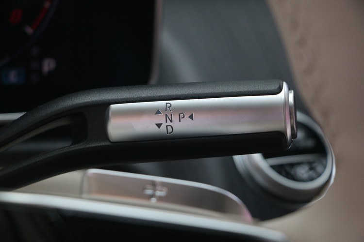 排檔方式依然採用機柱式設計,不過撥桿的質感似乎有點廉價。