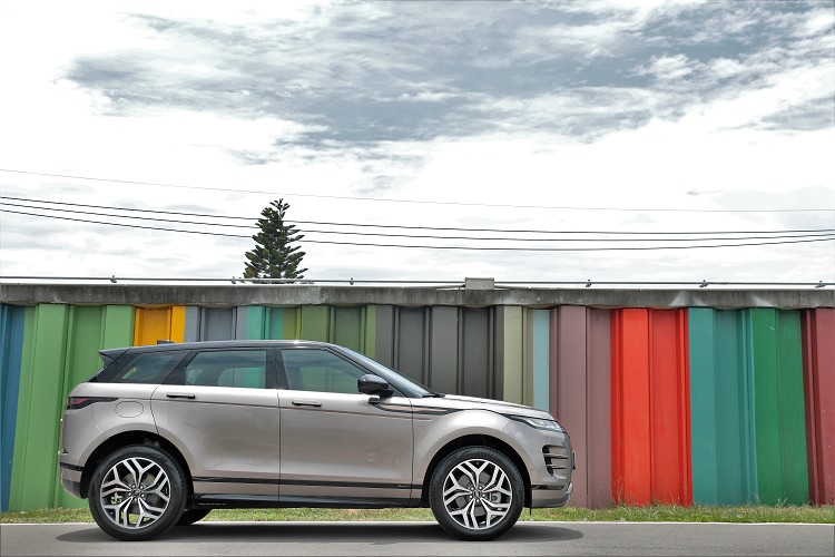 動力在新年式上沒有做任何變動,維持48V輕油電混合系統,功率可反向作動的馬達(具有啟動馬達功能),車速17km/h以下便可關閉引擎滑行增加節能表現,同時降低油耗。