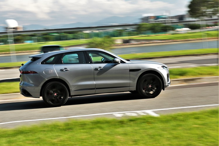 車身重量來到1,822公斤的龐然大物,也可在7.3秒完成靜止加速到100公里/小時。