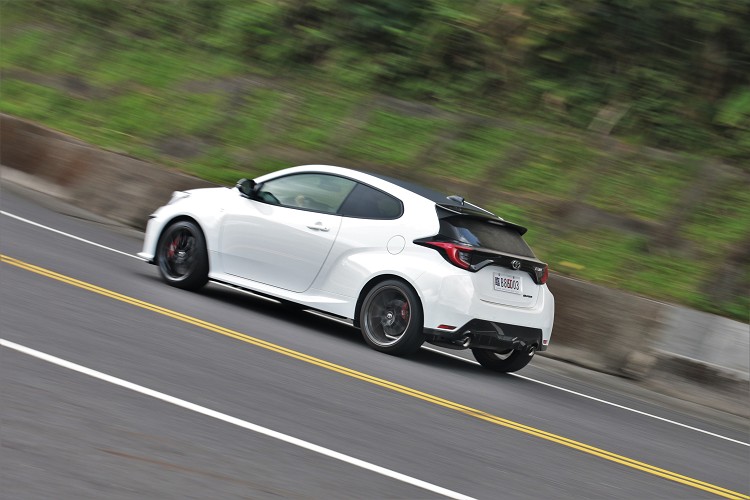 GR(Gazoo Racing)旗下可分為最頂尖的GR車款以及經過套件升級後的GR Sport車款,此次令人興奮的GR Yaris就是屬於金字塔頂端GR系列車款。