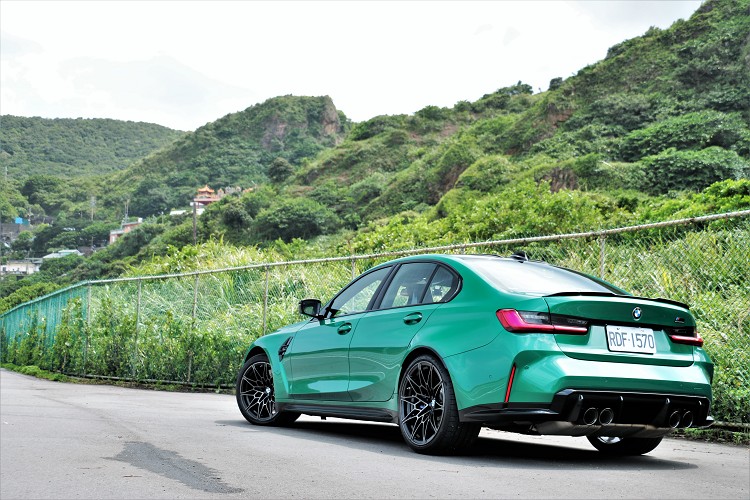 M3有著比3系列更寬的車身與輪距,3系列車寬1,827mm,M3則是1,903mm,所以前後輪弧的外擴程度相當壯觀。