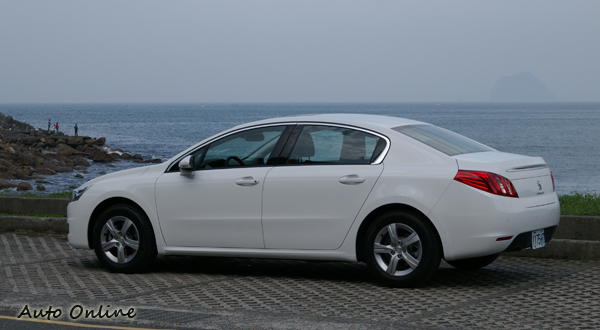 PEUGEOT 508將以更豐富的配備及價格優勢,挑戰VW Passat在進口百萬房車的地位。