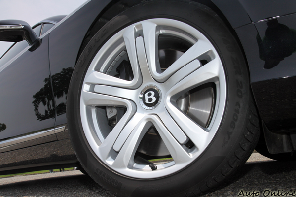 275/40 R20輪胎尺寸搭配五輻式鋁圈造型。