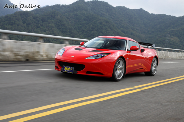靜止加速到100km/h只需花費5.2秒,極速可以高達256km/h。