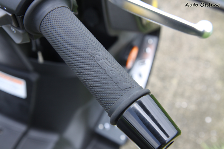 握把有AEON字樣的浮雕展現細節處的細膩處理,握感也不錯。