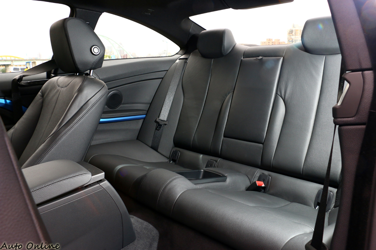 後座空間壓迫感很重,中間有置物盒無法做人,4系列歸類為2+2雙門跑車設定。