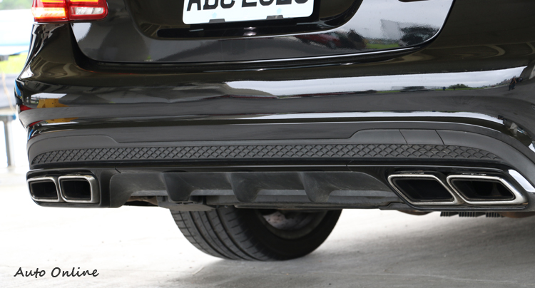 車尾能夠辨識身份的地方,包括左右四出鍍鉻雙尾管,以及黑色分流器。