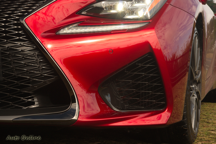 大型進氣口為5.0L引擎提供充分進氣。