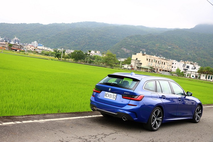 Touring在山路上的表更加沉穩,尤其是車尾相較穩定,不刻意破壞動態反應,不太會造成轉向過度。