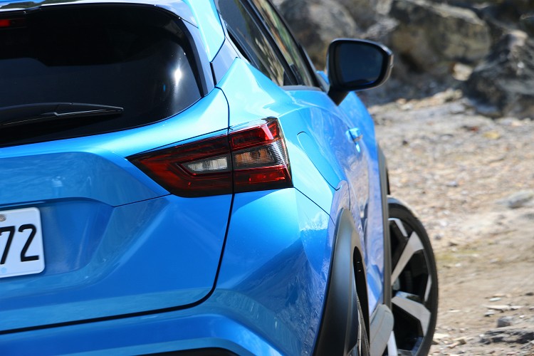 車側相當明顯的肌理感,造就前後外擴輪弧,加深大家對它的跨界風範。