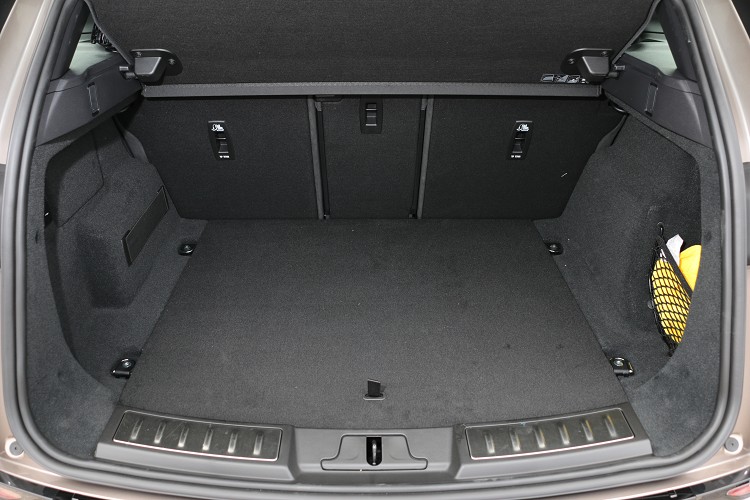 後行李廂標準空間為472公升,若將後座椅背傾倒則可得到1383公升置物容積。