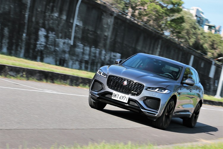 底盤承襲Jaguar尖端鋁合金車身結構技術,採前方全鋁合金雙A臂與後方一體式多連桿設計,得以達到近乎50:50完美車身配重。