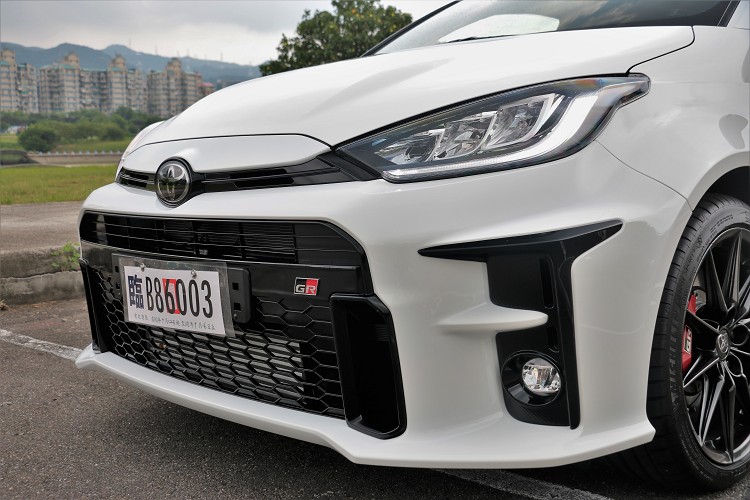 霸氣的前保桿除了帥氣外,所有的進氣格柵都有著它實質效益,針對水箱、進氣冷卻器、煞車等加強散熱。