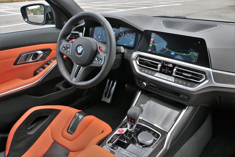 進到座艙能發現大量碳纖維飾板來增添戰鬥氣息,雖然配置與3系列雷同,但其實有很多配備、造型都是M3專屬。