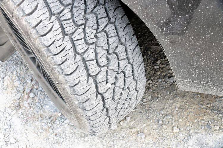 使用與KO2越野胎類似的鋸齒狀胎肩設計,能有效強化泥地脫困力,降低行駛惡劣地形時,面臨碎石、尖銳異物穿刺輪胎的風險。