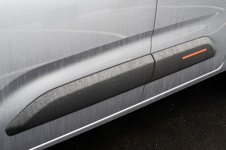 車側的Airbump也有加上橘色飾條