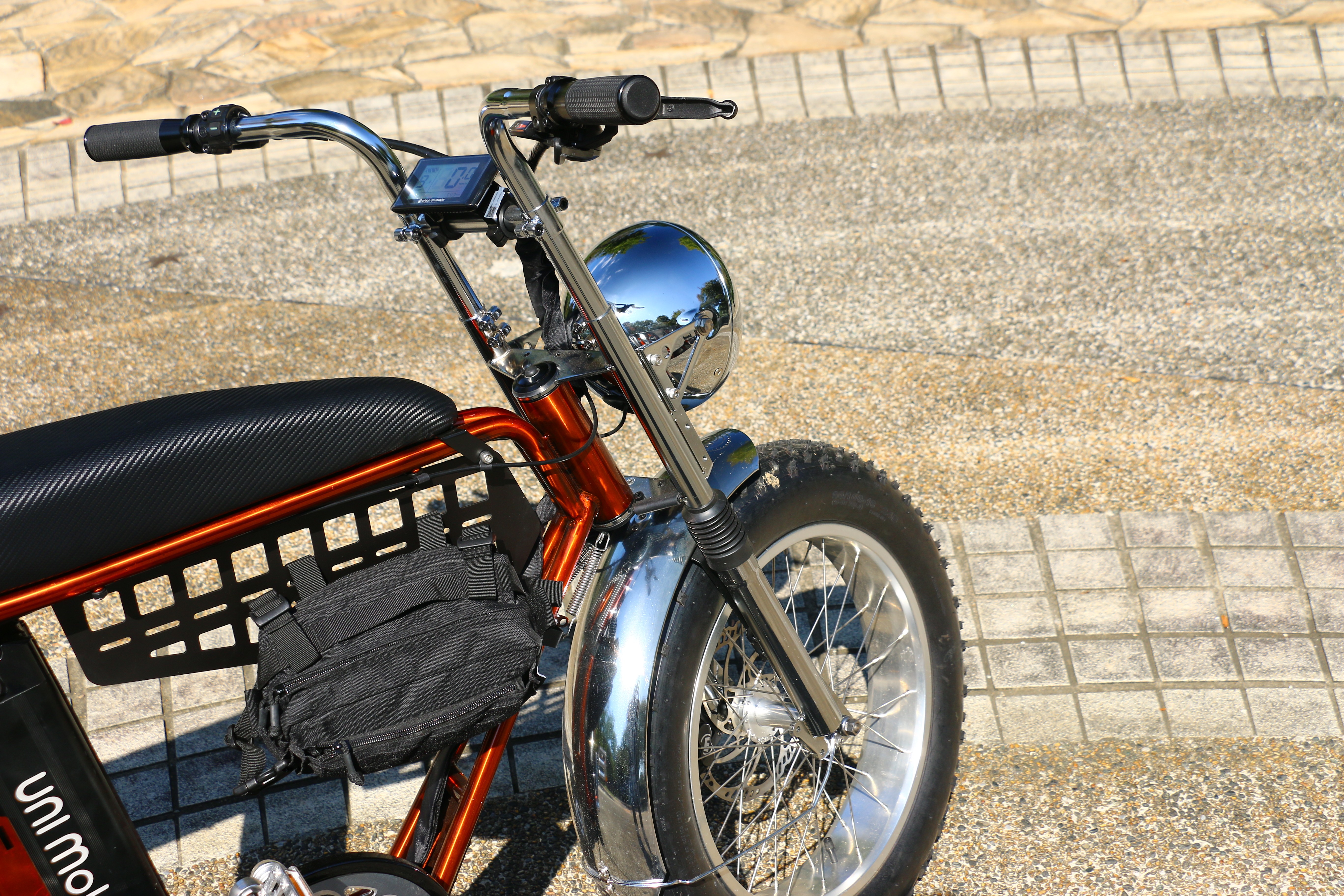 試駕車款有選配前避震器。