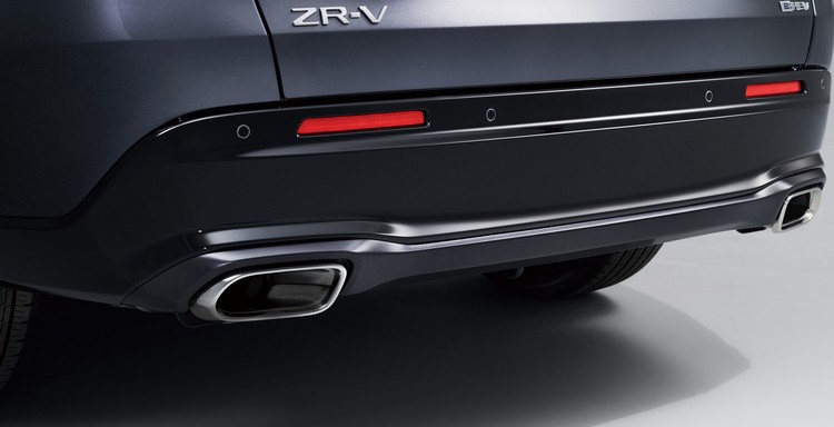 後保桿飾條（水晶黑珍珠漆）和後保桿下部飾條（前衛灰金屬漆）