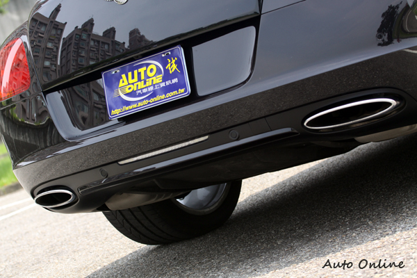 左右單出排氣管下方設計有下擾流。助於高速穩定性。