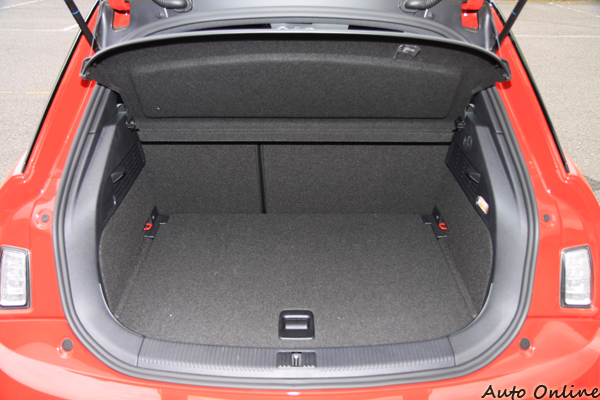 後行箱空間適中,擺入兩人份的旅行箱差不多!