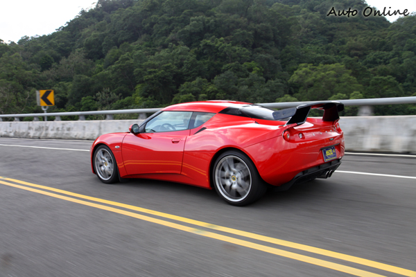 搭載自排變速箱的Evora非常容易上手,駕駛不用花心思去控制離合器與手動排檔,全神貫注注意油門與煞車就能把Evora開得飛快。