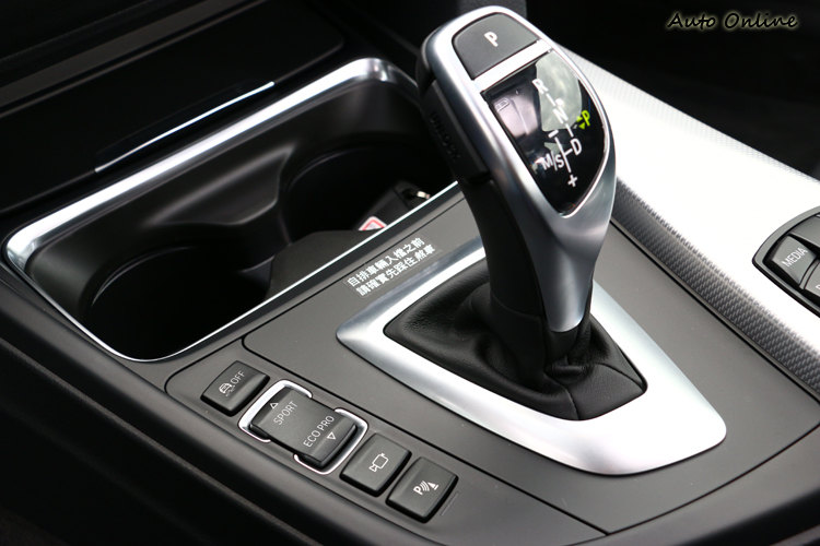 線控式的排檔設計,左邊有行車動態調切換按鍵,有Sport+、Sport、Comfort與ECO PRO四種。