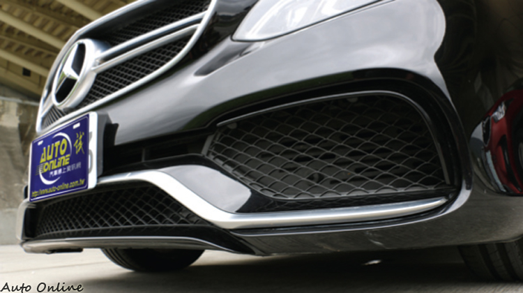 兩側巨型氣壩讓機油冷卻器發揮更好效率,但也更容易讓樹葉雜物進入。