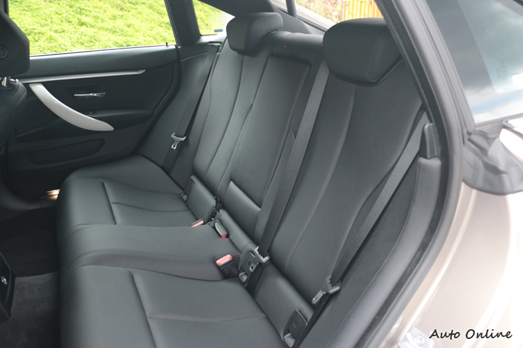 軸距空間與3系列相同,因此坐進成人沒有問題。Gran Coupe也特意將車高向上調整一些。