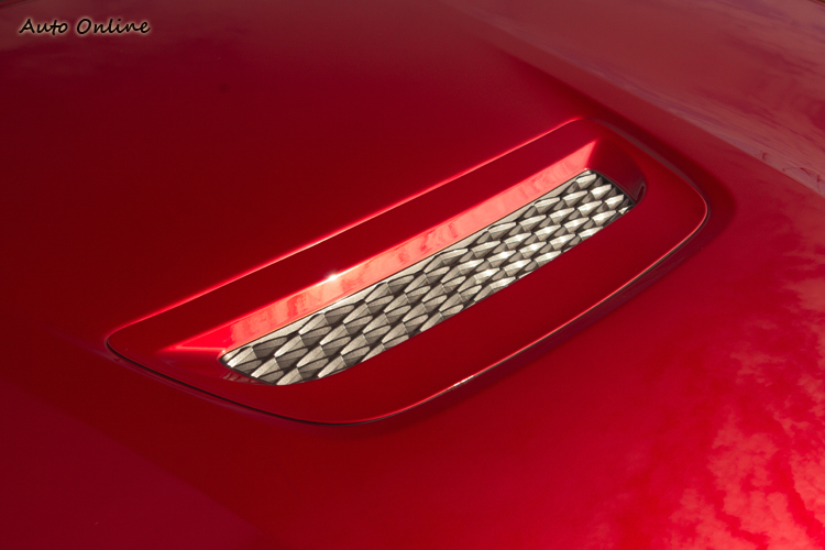 引擎蓋導氣口幫助排出引擎室廢熱。