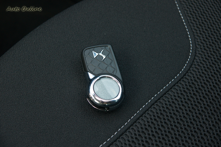 連鑰匙都設計得很有精品時尚感。