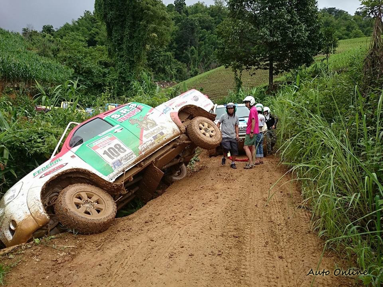 狹窄泥濘的道路,不能只一昧的快,安全才是勝利關鍵。
