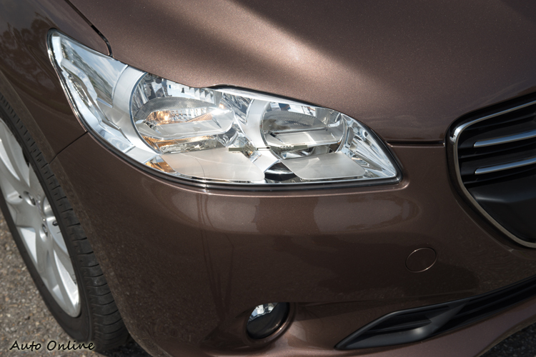 晶鑽頭燈的「獅爪」味稍微淡些。