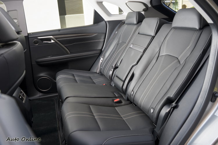 後座椅背向後傾斜較度大,腿部空間寬敞。