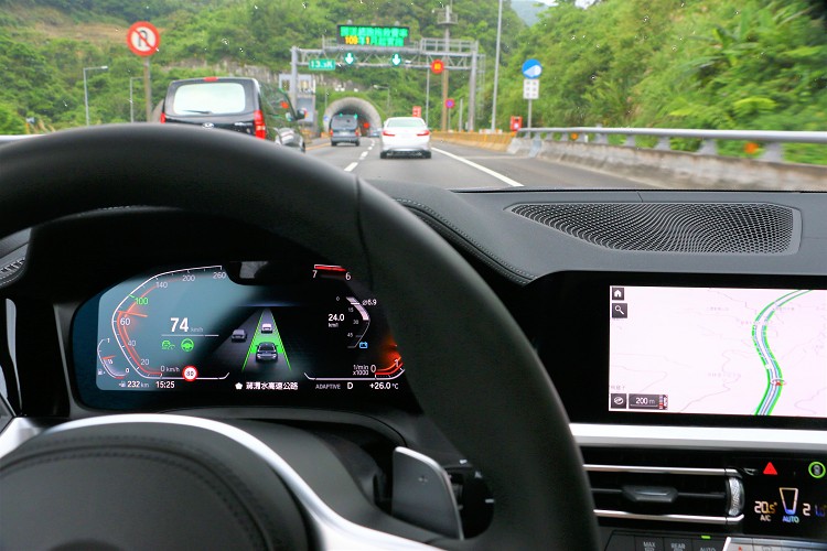 全方位的主動安全防護在高速公路上好用,但切記只是輔助可別不專心於前方路況。