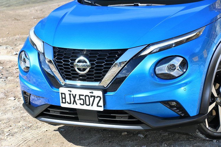 上方的LED日行燈與水箱護罩相連接,大大增加整體感,下方的頭燈刻意用上Y字型,美感成為視覺上焦點。