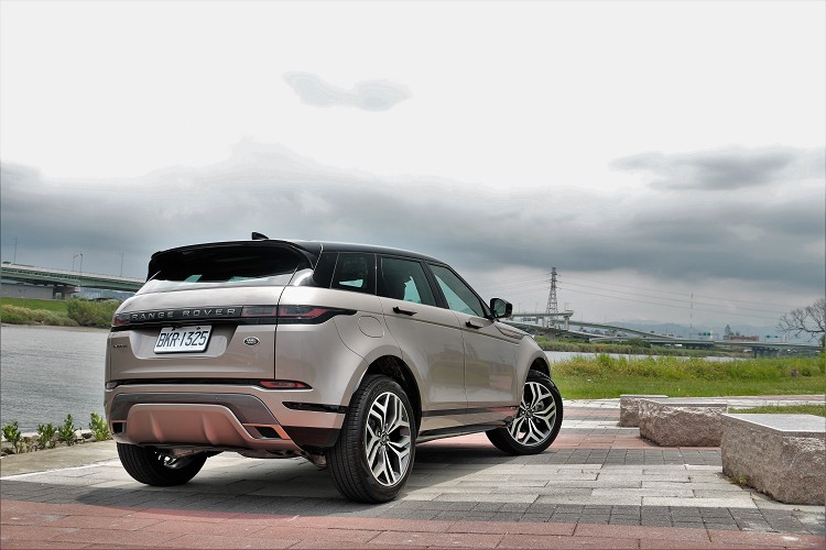 最後在售價方面,新年式針對車型重新編成,售價分別為P200 R-Dynamic S 220萬元 / P250 SE 242萬元 / P250 R-Dynamic SE 261萬元,可發現原廠也針對新年式售價悄悄的進行調整。