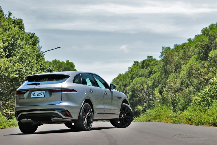 F-Pace改款後亮麗的外表加上科技感十足內裝配置,讓我又回想到它當年剛上市時的氣勢,兵家之爭之地的休旅車市場,F-Pace準備好大殺四方。