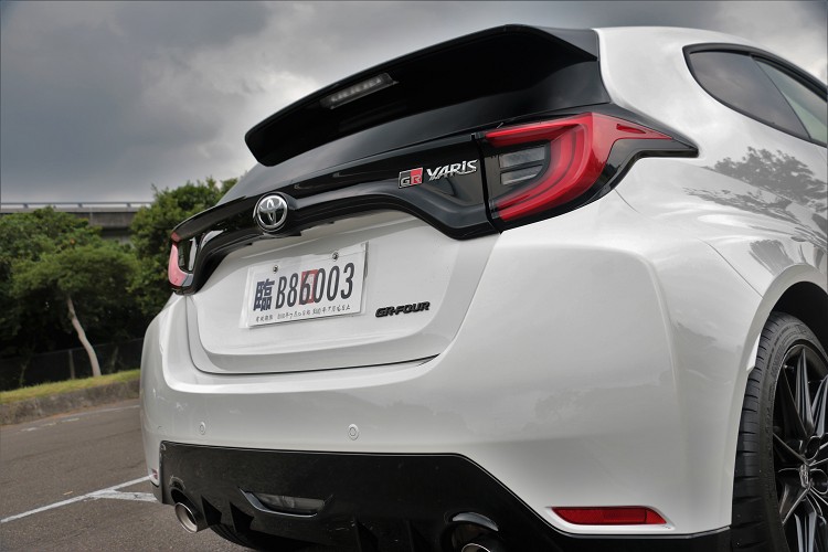 車尾最醒目就是GR Yaris車尾銘牌,比起車頭與車側,車尾內斂許多。