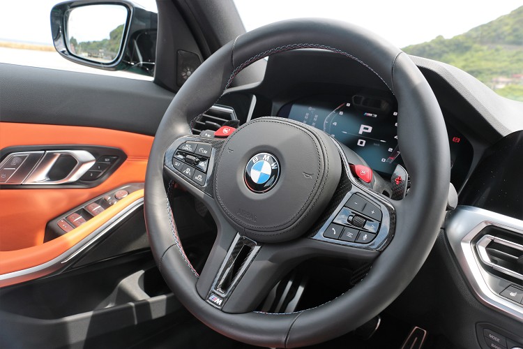 方向盤左右兩邊有紅色M1、M2按鍵,這是行車模式的快速切換鍵。