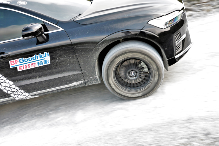 小顆粒和大顆粒的碎石路面對於TRAIL-TERRAIN T/A®有點大材小用,期間刻意在陡峭斜坡停車再起步,輪胎依舊穩穩抓住地面。