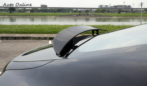 在尾門前方有自動升降的後擾流尾翼,當車速高於150km/h時會自動升起,另外可以從車內作手動升降與角度的調整。